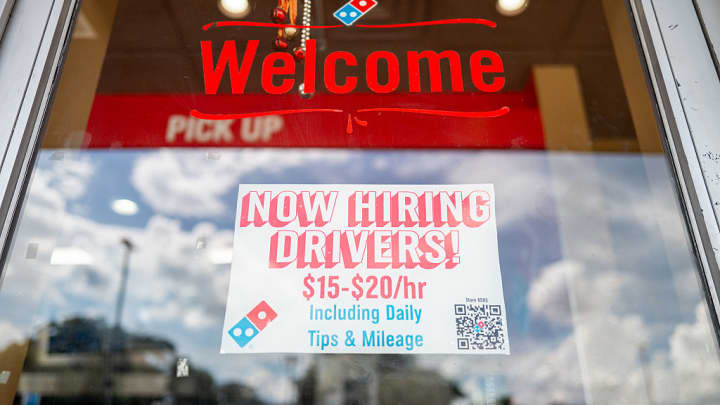 Demissões no governo podem impactar mercado de trabalho antes do relatório de junho Uma placa de contratação é exibida na janela de uma pizzaria Domino's em 25 de junho de 2025 em Austin, Texas. (Foto: Brandon Bell | Getty Images)