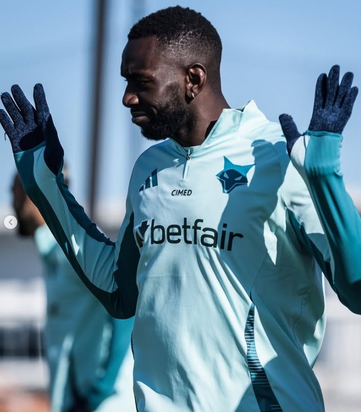 Bolasie durante um treino do Cruzeiro (Foto: Reprodução)