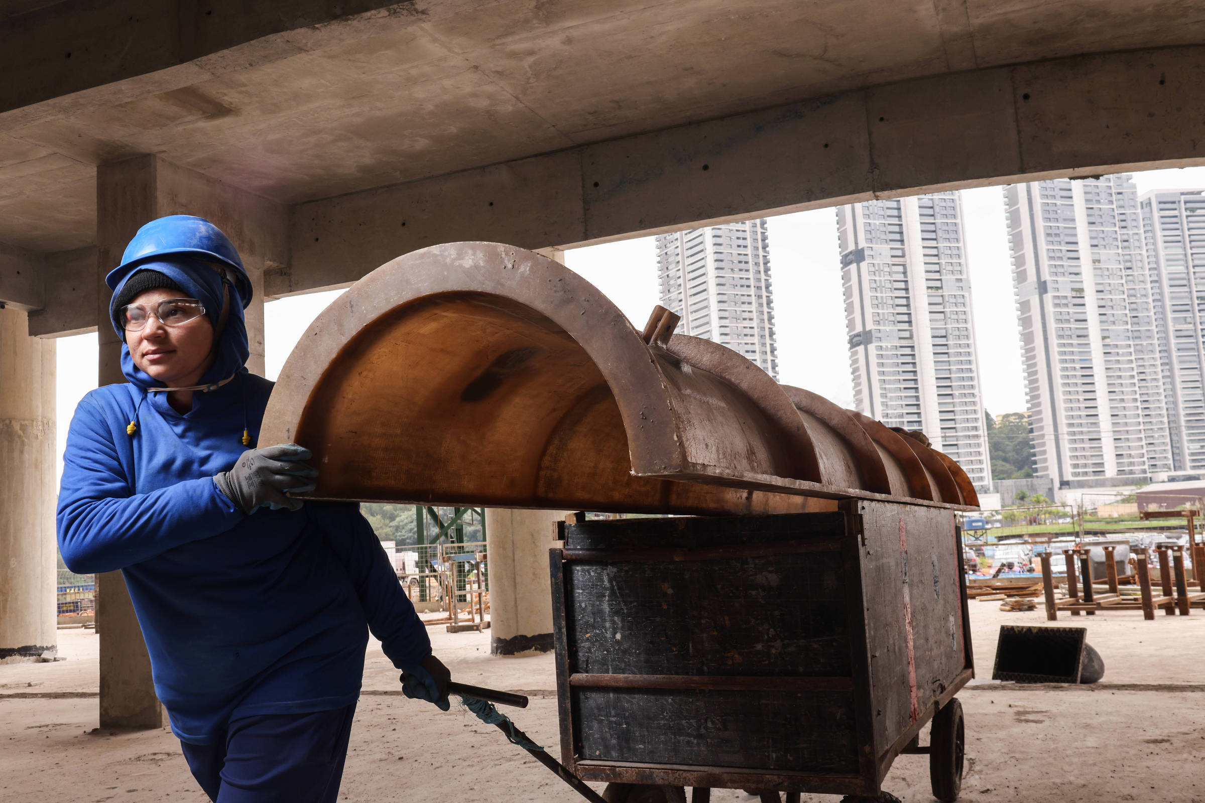 Jéssica Mayra Barbosa dos Santos, 32, é servente de obras no Parque Global, na zona sul de São Paulo; com a nova nomenclatura, ela passará a ser chamada de aprendiz e terá um plano de carreira (Foto: Karime Xavier/Folhapress)