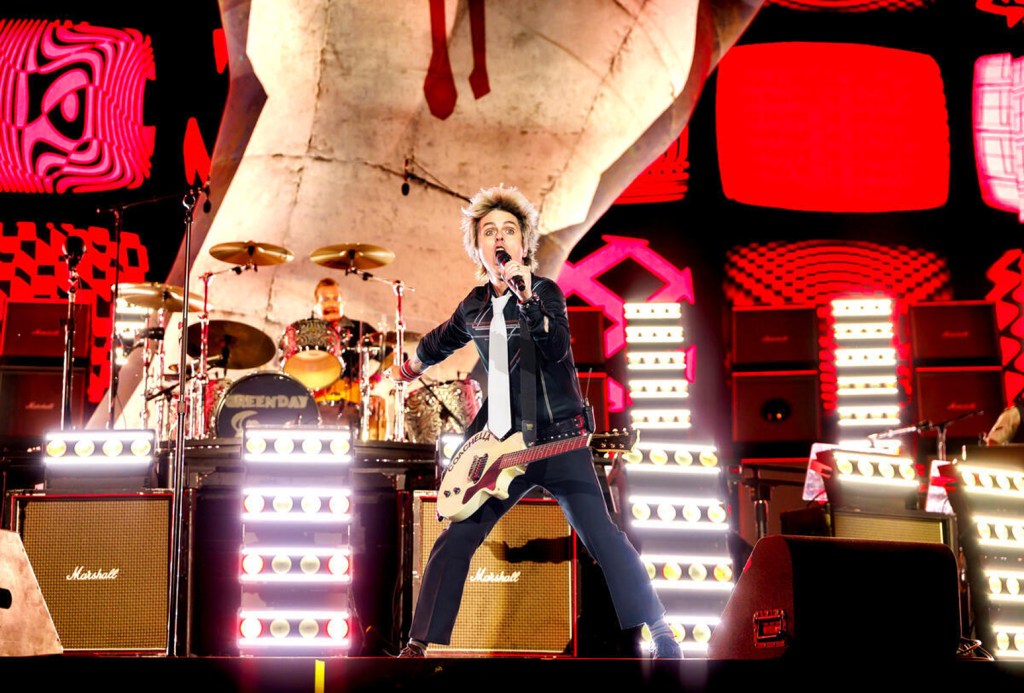 Billie Joe Armstrong protesta contra Donald Trump em show na Bélgica Billie Joe Armstrong, do Green Day, celebrou o 4 de julho liderando a multidão no Festival Rock Werchter, na Bélgica, em um grito de 'F--k Donald Trump'. (Foto: Reprodução)