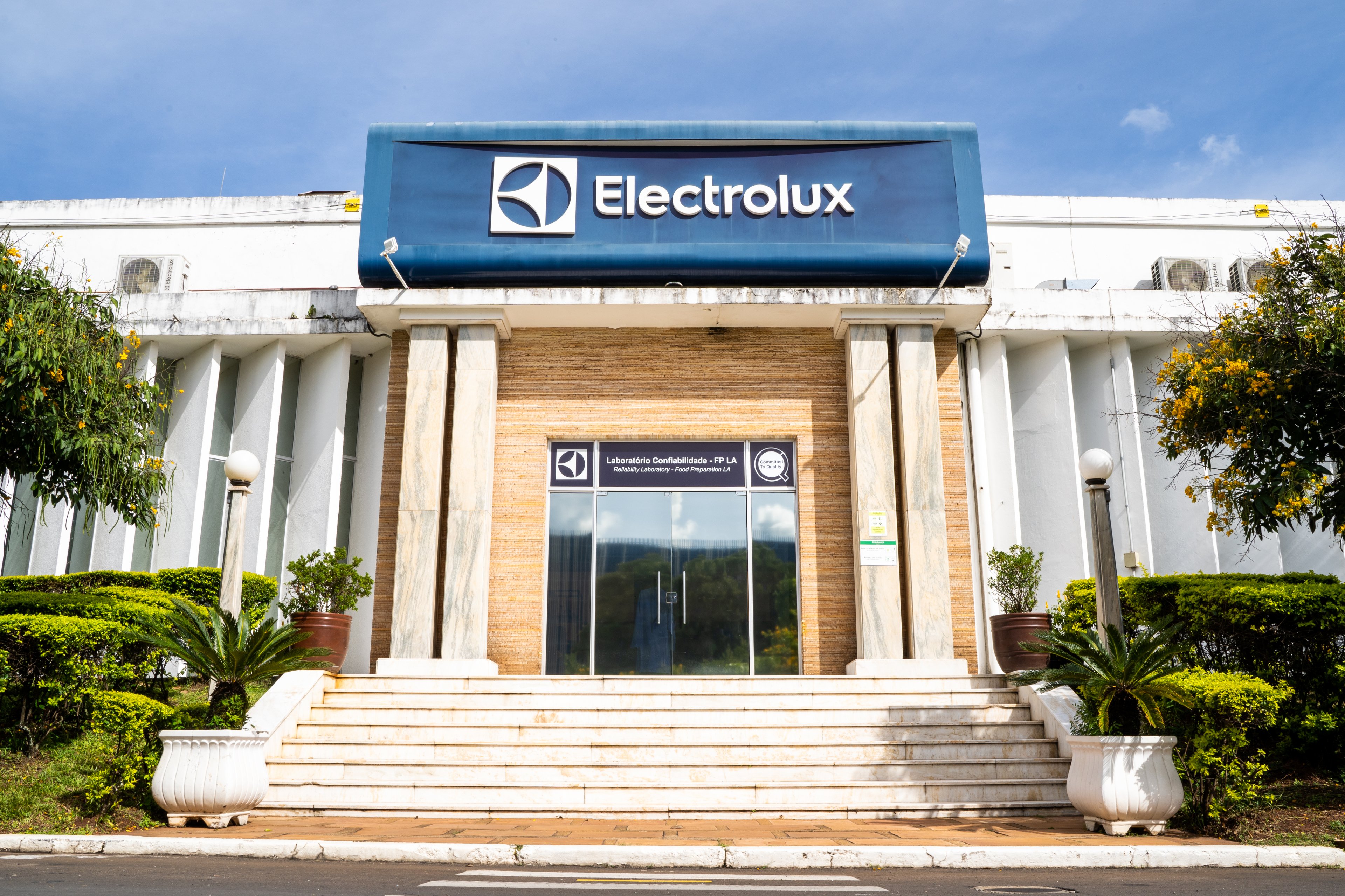 Electrolux oferece estágio global com bolsa-auxílio de R$ 1.900 para candidatos As vagas de estágio do Electrolux Group estão distribuídas por áreas como Engenharia, Marketing, Comunicação, Tecnologia, Jurídico, Recursos Humanos, Qualidade, Supply Chain e Operações (Foto: Electrolux Group/Divulgação)