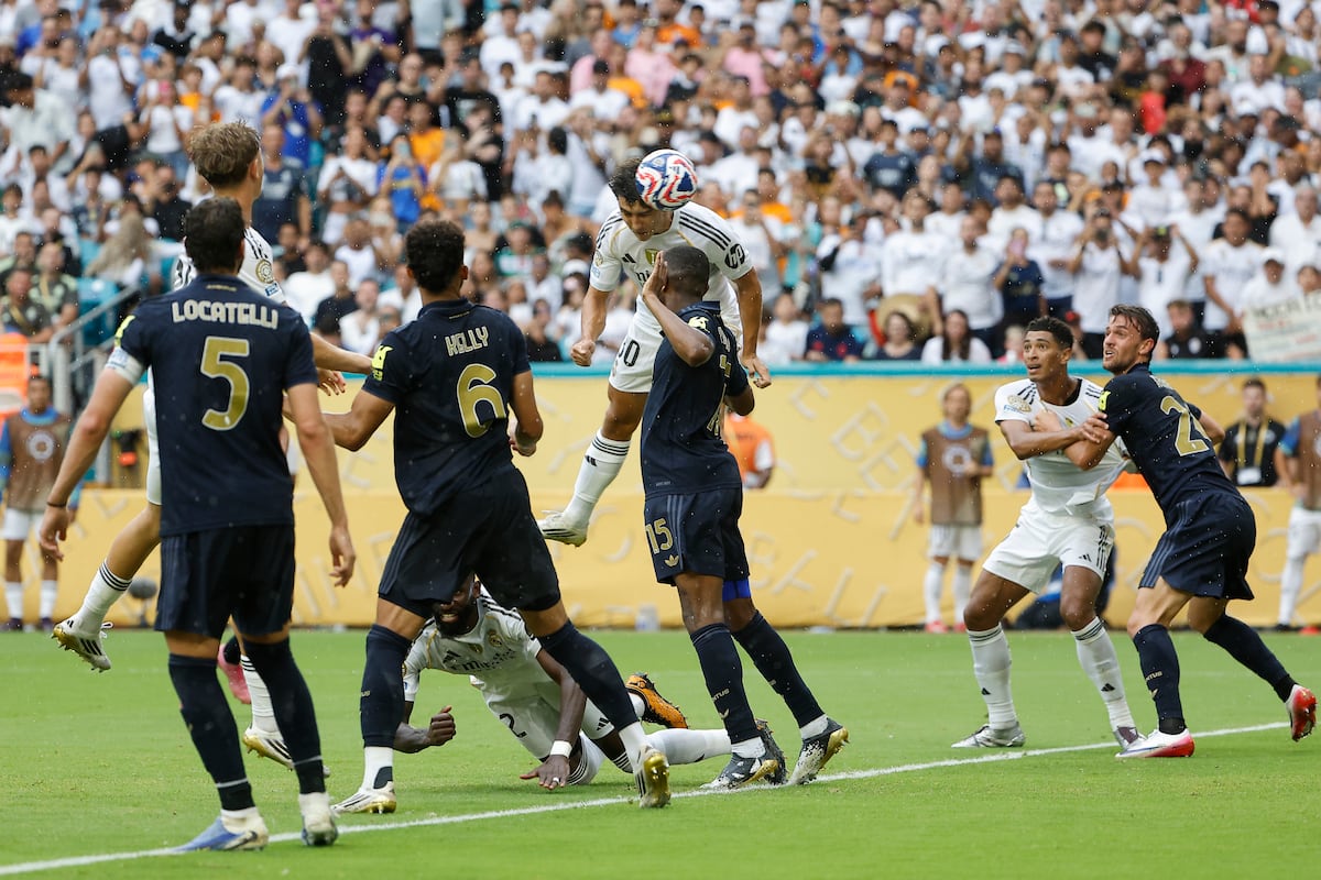 Gonzalo García se eleva por cima de Kalulu para rematar com a cabeça e marcar o gol do Madrid contra a Juventus. (Foto: Juan Ignacio Roncoroni/EFE)