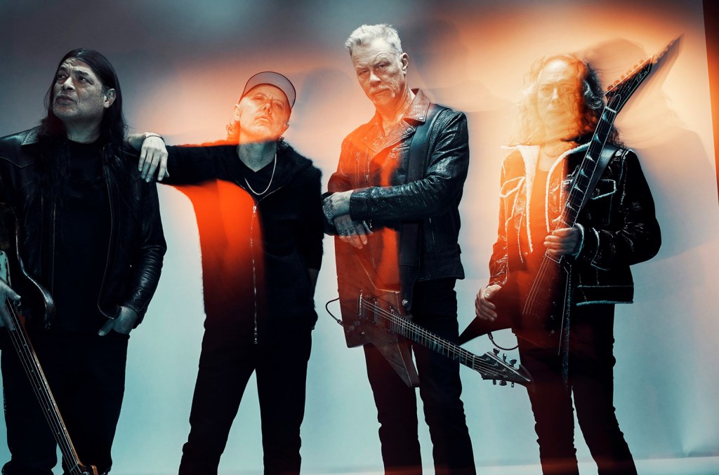 Metallica empresta partes do palco M72 para ajudar Tomorrowland após incêndio Metallica ajudou o festival de dança Tomorrowland na Bélgica após um incêndio destruir o palco principal, emprestando partes do palco da sua turnê M72. (Foto: Reprodução)