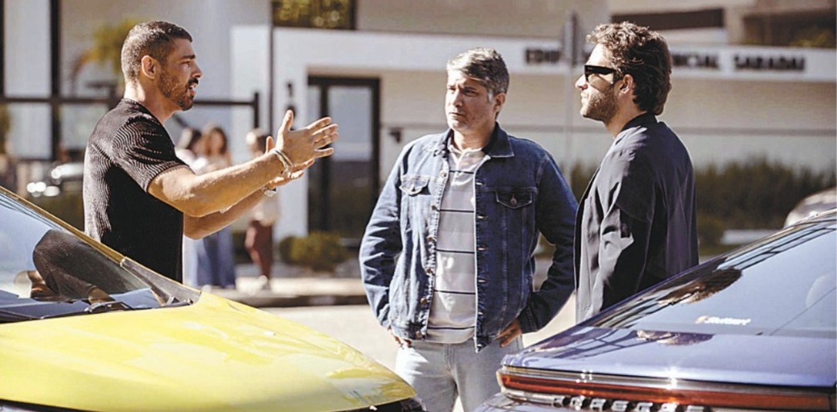Afonso se envolve em acidente e descobre traição de forma surpreendente César (Cauã Reymond) e Afonso (Humberto Carrão) se envolvem em acidente (Foto: Divulgação/TV Globo)