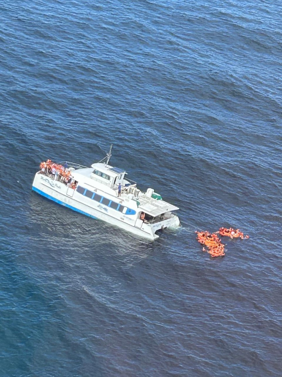 Embarcações colidem e uma delas fica à deriva nas águas da Bahia Embarcação fica à deriva após acidente em Cacha Pregos, na Ilha de Itaparica (Foto: Reprodução/Redes Sociais)