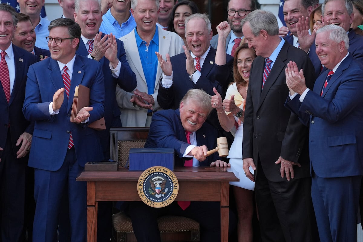 O presidente dos EUA, Donald Trump, golpeia o mazo após assinar a nova lei fiscal, na sexta-feira em Washington. (Foto: Associated Press/LaPresse (APN))