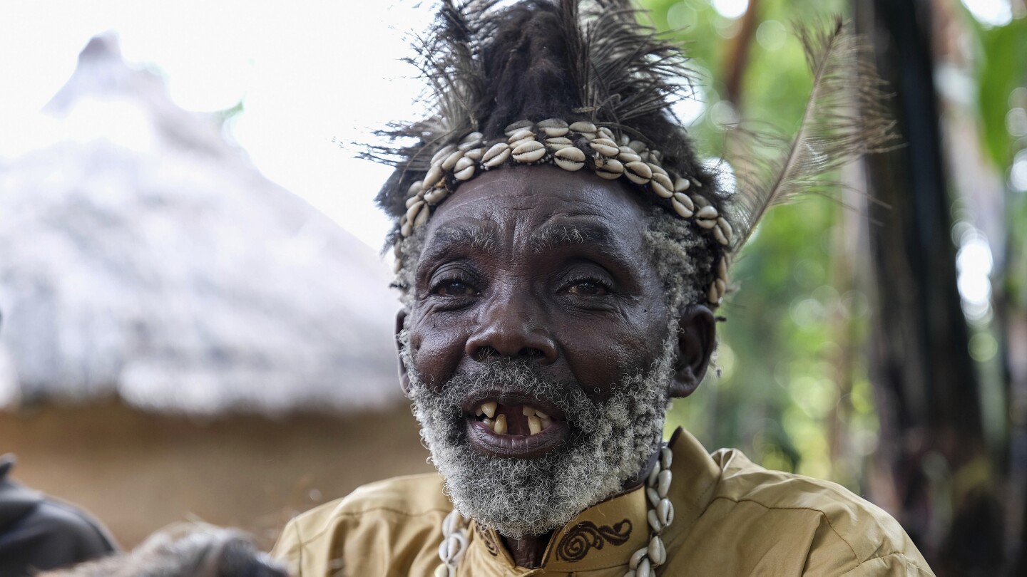 Seer Atukung Tafala fala durante uma entrevista com a Associated Press do lado de seu santuário em forma de iglu em Kampala, Uganda, no sábado, 21 de junho de 2025. (Foto: AP Photo/Hajarah Nalwadda)