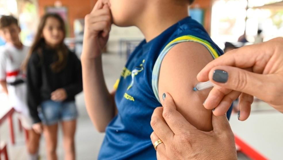 Brasil registra aumento alarmante de crianças não vacinadas em 2023 Brasil volta para ranking de países com maior número de crianças não vacinadas. (Foto: Rogério Capela/PMC)