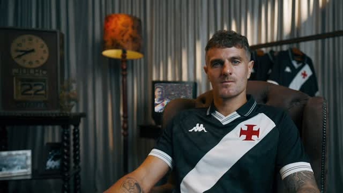 Vasco revela novo uniforme para 2025 com detalhes que refletem sua identidade Vegetti com o novo uniforme do Vasco para 2025 (Foto: Vitor Brugger/Vasco)