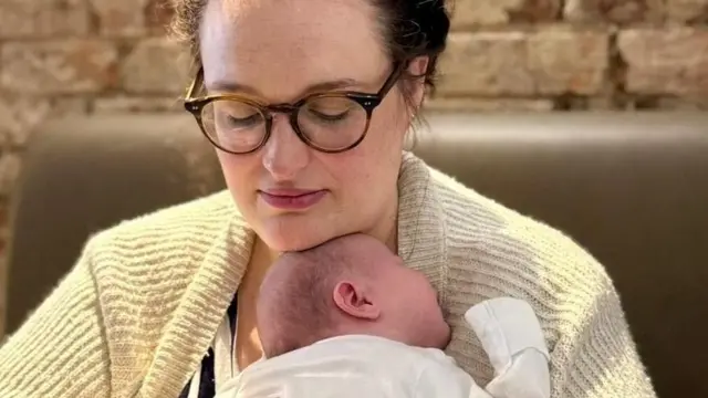 Cientistas desenvolvem teste para identificar risco de aborto em gestantes Charlie Beattie segura seu bebê de nove semanas nos braços depois de muitos anos de abortos espontâneos (Foto: Charlie Beattie)