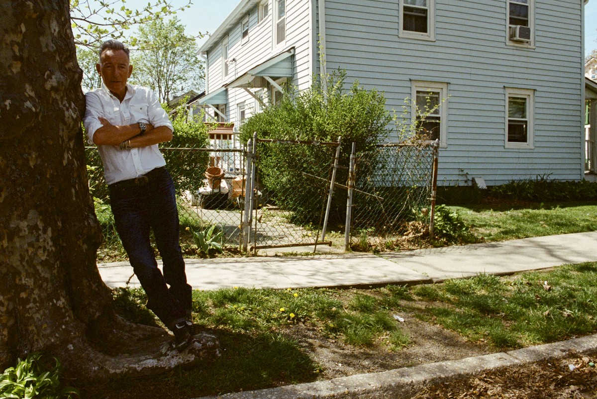 Bruce Springsteen em frente ao Thrill Hill, seu estúdio caseiro (Foto: NYT)