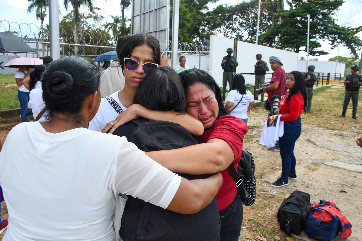 Venezuela é denunciada por Human Rights Watch por prisões de críticos do governo Família chora por seu parente detido em protesto pós-eleitoral do lado de fora da prisão de Tocuyito, Venezuela (Foto: Jacinto OLIVEROS / AFP)