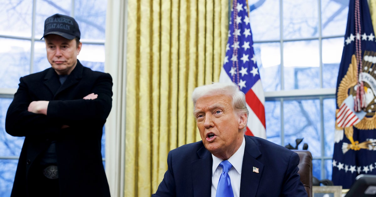 Presidente americano acusou CEO da montadora de se beneficiar excessivamente dos subsídios governamentais para veículos elétricos (Foto: Bloomberg)
