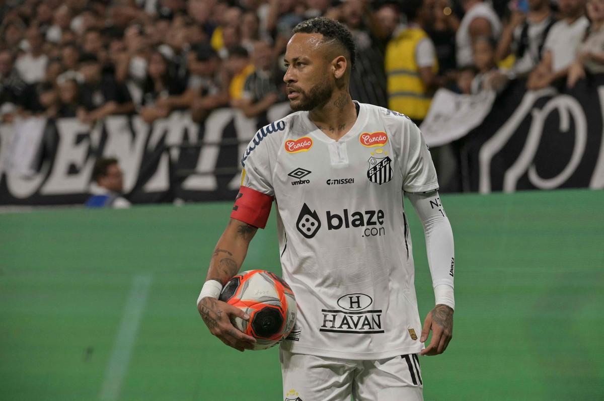 Camisa 10 de Neymar se esgota após promoção, mas desempenho gera dúvidas Camisa 10 de Neymar esgotou após promoção por renovação de contrato do atacante com o Santos (Foto: Nelson Almeida/AFP)
