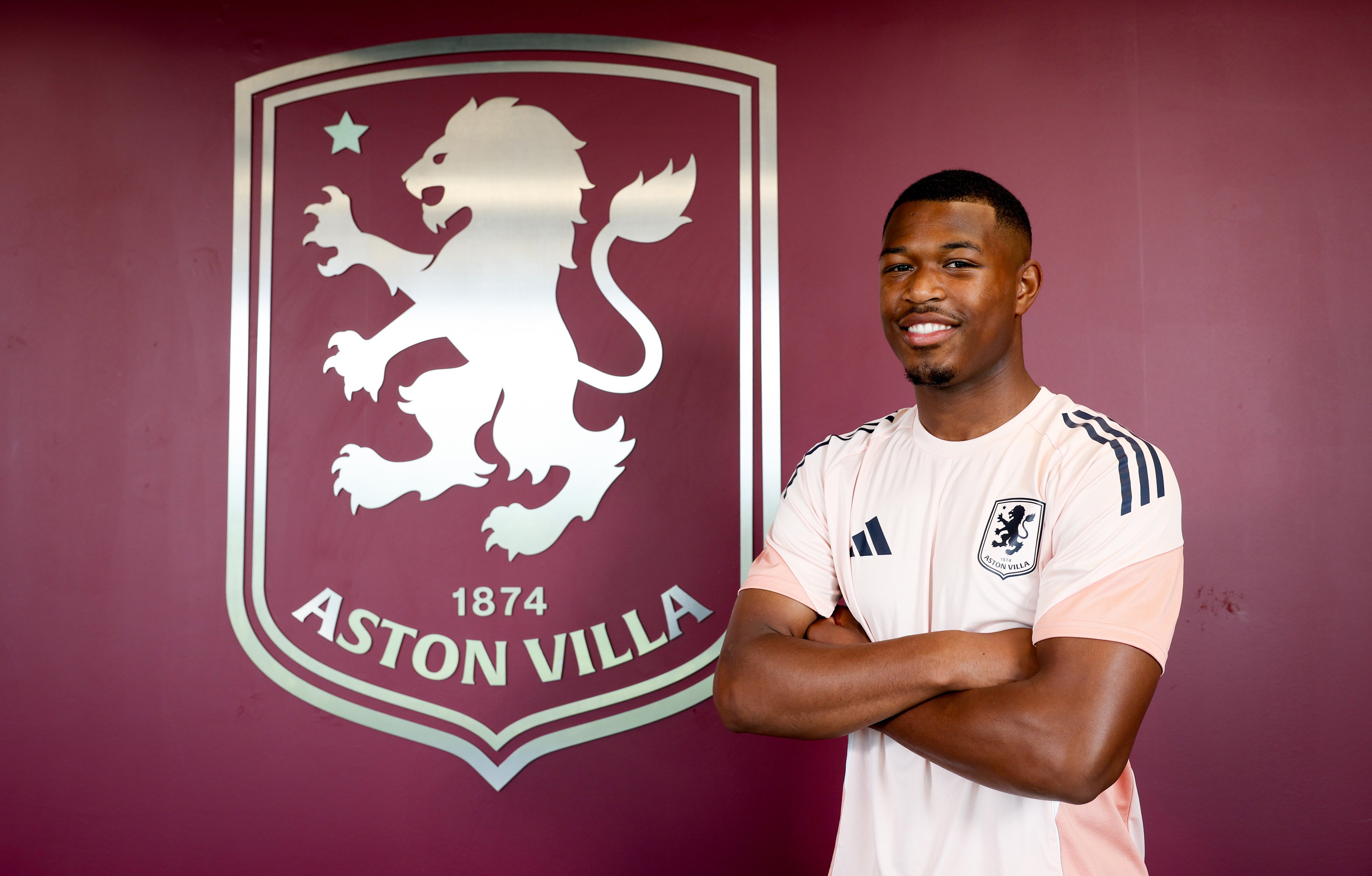 Zépiqueno Redmond, jovem atacante, é o novo reforço do Aston Villa para 2025 (Foto: Neville Williams/Aston Villa FC via Getty Images)