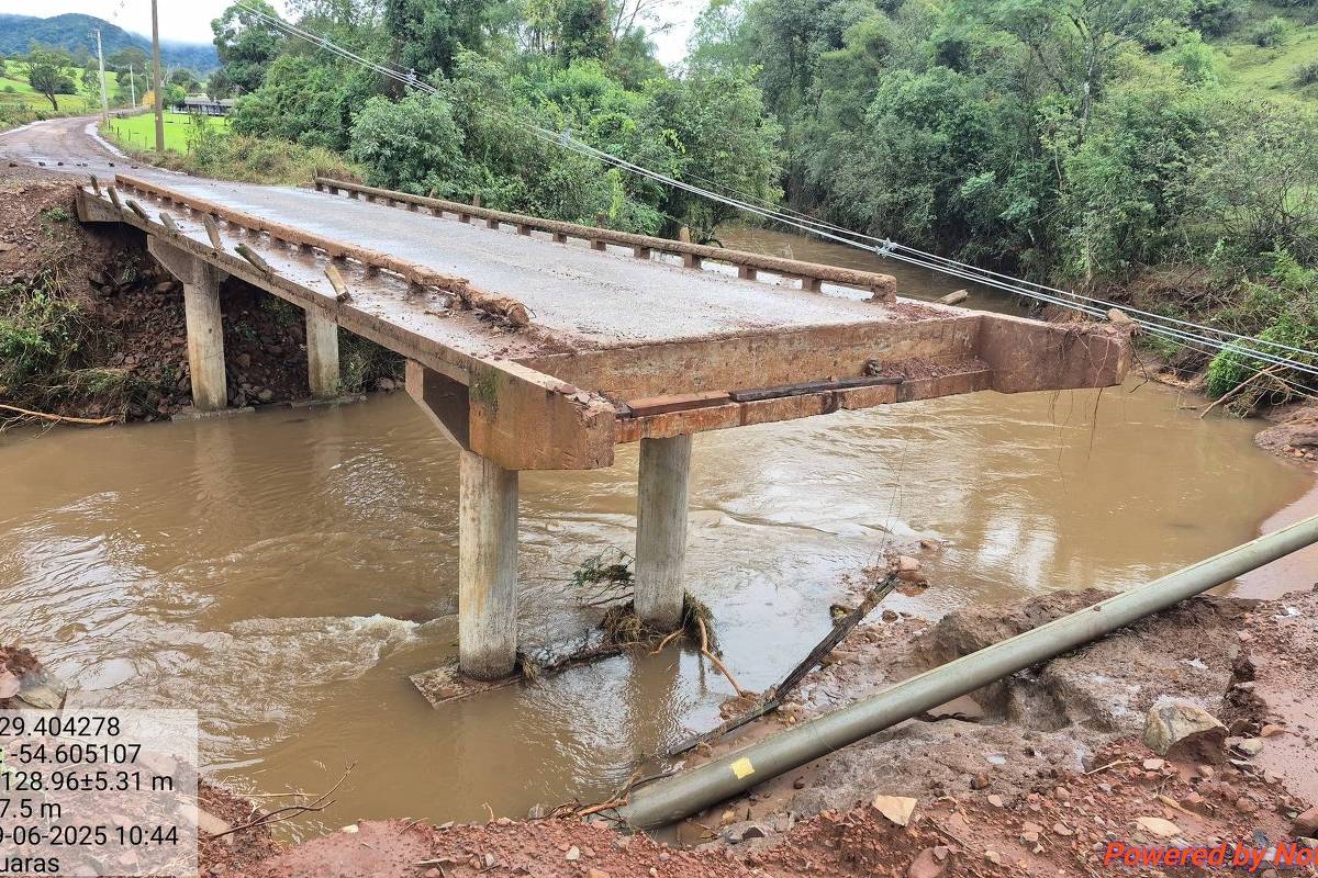 Chuvas no Rio Grande do Sul deixam quatro mortos e mais de 5.800 desalojados Parte de ponte desabou em Jaguari, na região central do Rio Grande do Sul, por causa das chuvas (Foto: @prefeituradejaguari no Facebook)
