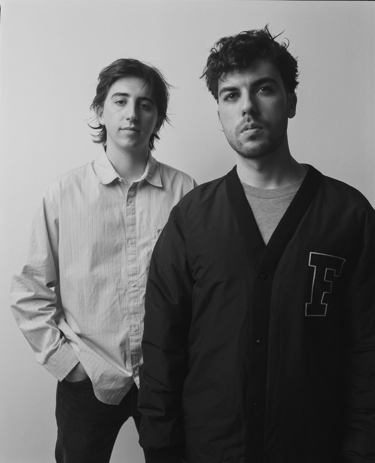 Goorgo usa camisa CARHARTT WIP e calça LEVI’S. Werlyb veste MONCLER. (Foto: Pablo Zamora)