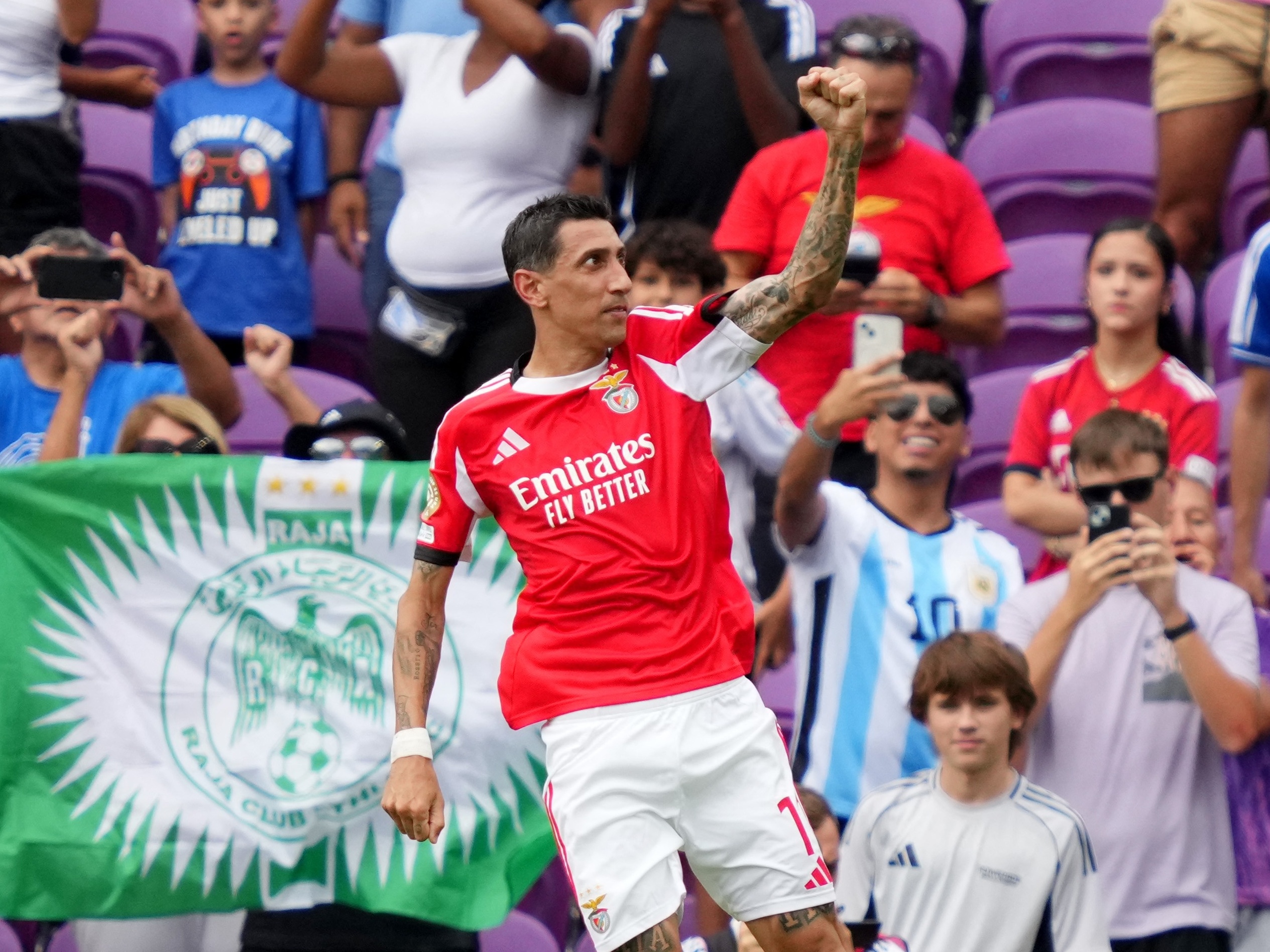 Benfica vence Auckland City e se destaca em partida cheia de emoções e gols Ángel Di María celebra o gol do Benfica sobre o Auckland City, no Mundial (Foto: Michael Owens / GETTY IMAGES NORTH AMERICA / Getty Images via AFP)