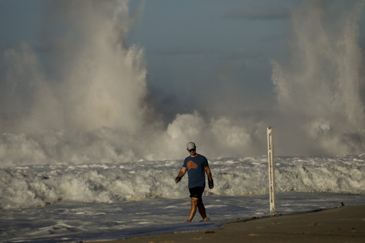 Ressaca provoca ondas de até 2,5 metros e afeta orla do Rio de Janeiro Rio tem alerta de ressaca vigente, com ondas que podem chegar a 3,5 metros de altura (Foto: Gabriel de Paiva / Agência O Globo)