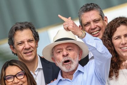 Presidente Luiz Inácio Lula da Silva (c) posa para foto com ministros após almoço de confraternização. (Foto: Marcelo Camargo/Agência Brasil)