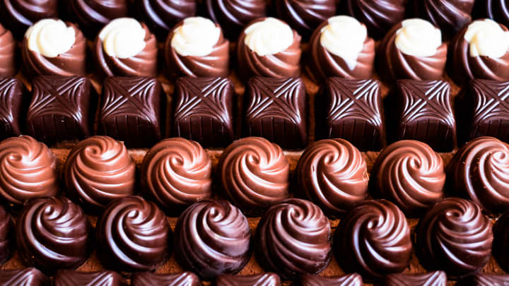 Tarifas de 39% sobre produtos suíços afetam preços de chocolate e relógios nos EUA Coleção premium de chocolates amargos, ao leite e brancos. (Foto: Anna Kurzaeva | Moment | Getty Images)