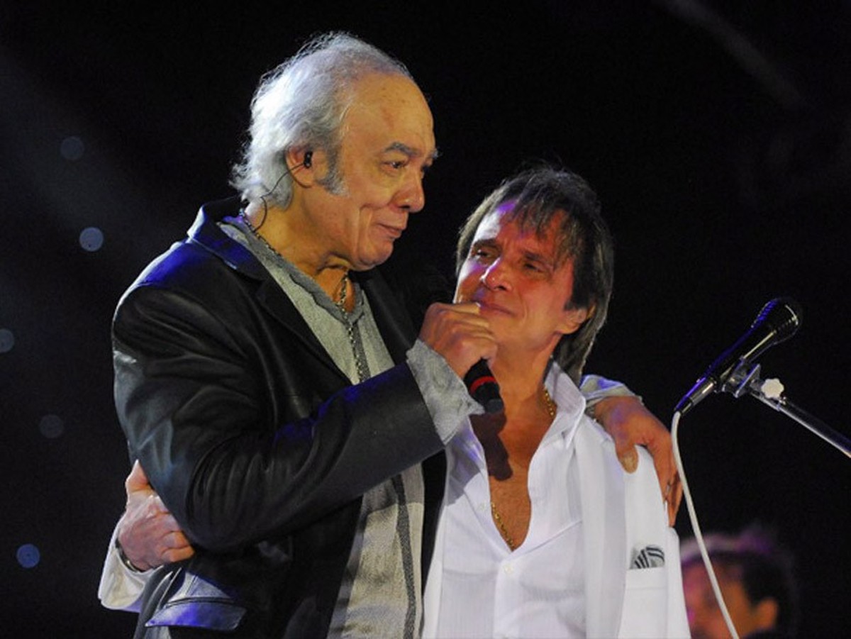Erasmo Carlos e Roberto Carlos, em show em comemoração pelos 50 anos de carreira do Rei, no estádio do Maracanã, no Rio de Janeiro, em 2009 (Foto: Divulgação/TV Globo)