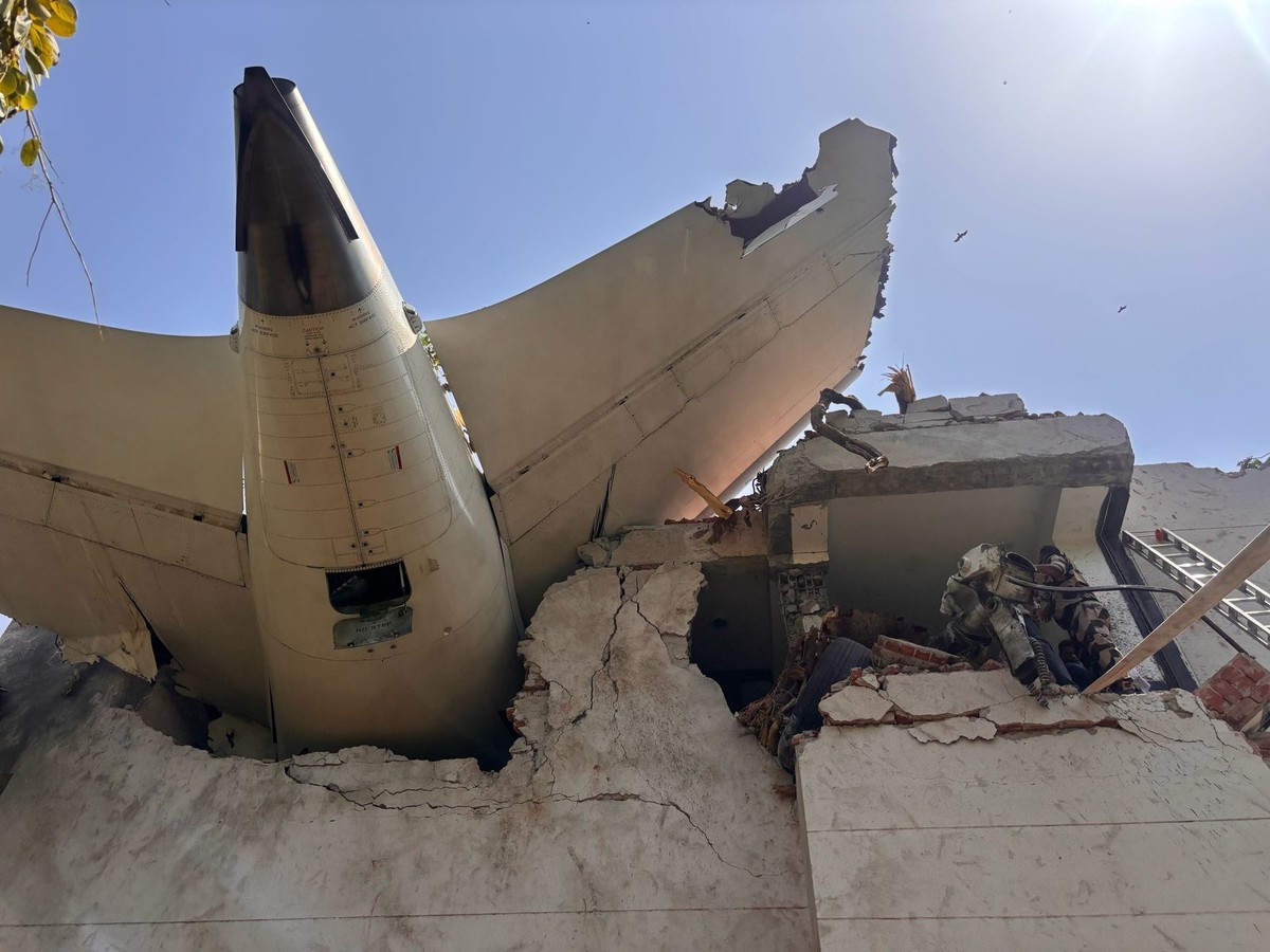 Investigação aponta possível sabotagem na queda de avião da Air India com 279 mortos Parte do Boeing 787 da Air India que caiu pouco depois da decolagem em Ahmedabad, no oeste do país (Foto: Força de Segurança Central Industrial da Índia)