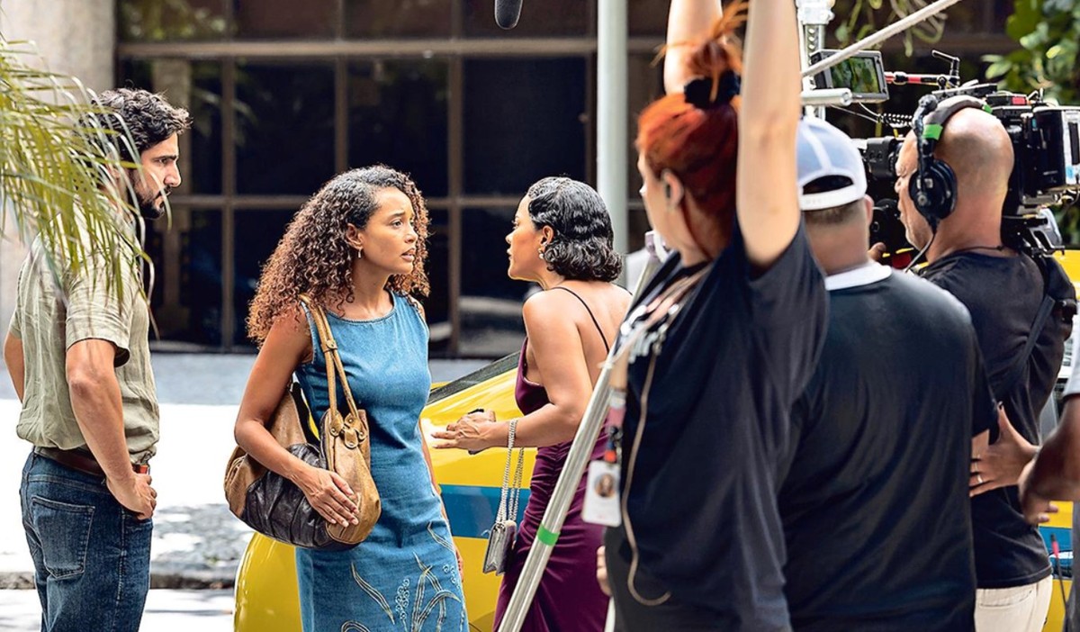 Via pública. Os atores Bella Campos, Taís Araujo e Renato Góes, numa cena externa em Ipanema: gravações bombam nas redes sociais — Foto: Manoella Mello/Divulgação/TV Globo