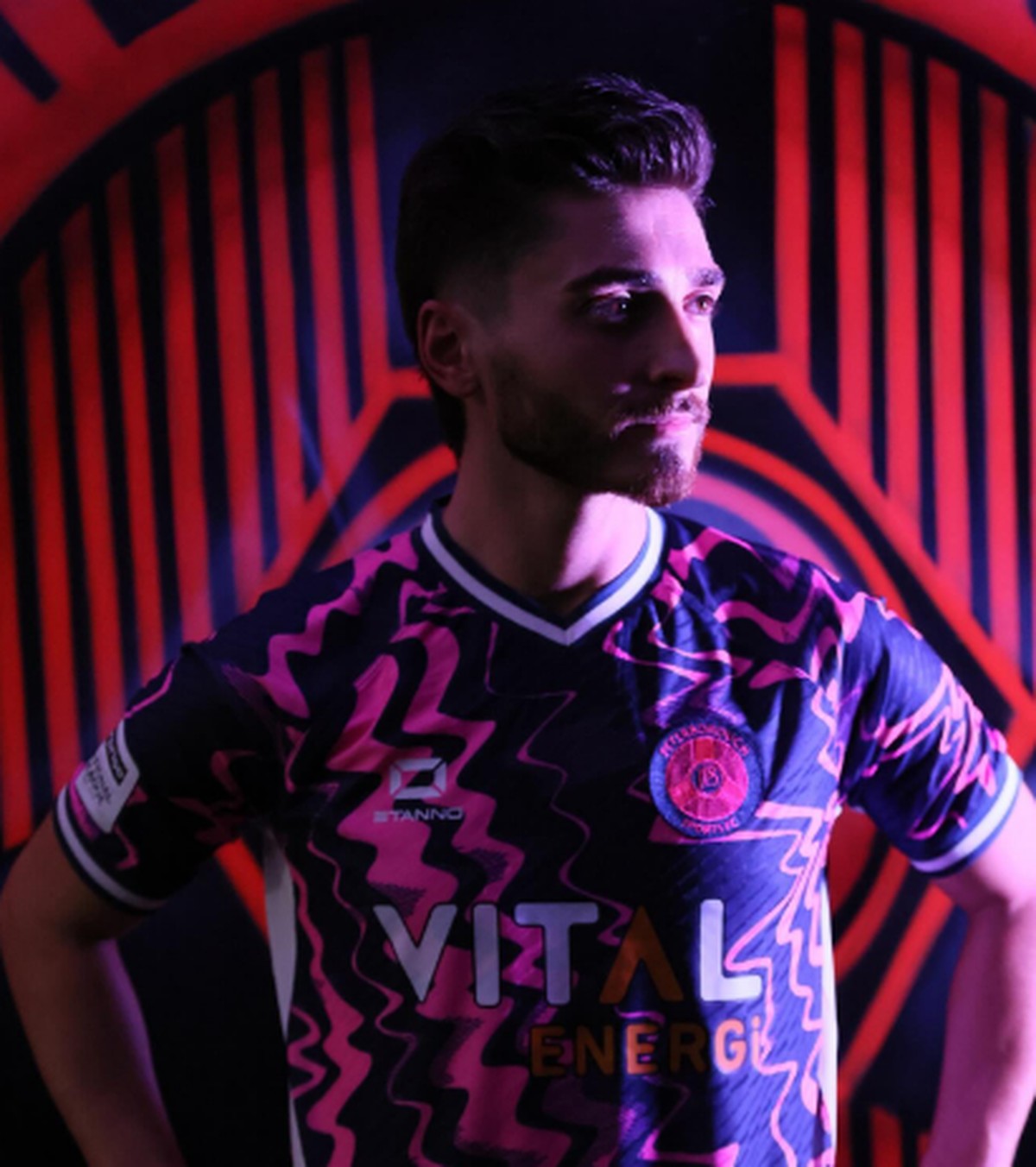 Jogador gay da sexta divisão inglesa revela ameaças de morte diárias após assumir-se Josh Cavallo assina com o Peterborough Sports FC (Foto: Reprodução)