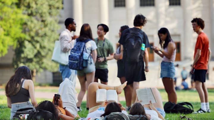 Dados corrigidos mostram aumento na matrícula de estudantes internacionais nos EUA Membros do corpo estudantil diverso da Universidade da Carolina do Norte se misturam no campus enquanto a Suprema Corte analisa a questão das admissões em universidades com base na raça, em Chapel Hill, Carolina do Norte, EUA, 5 de abril de 2023. (Foto: Jonathan Drake | Reuters)