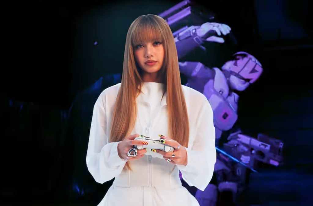 LISA exibe suas habilidades em jogo na nova campanha do PlayStation 5 LISA do BLACKPINK estrela na mais recente campanha publicitária para o PlayStation 5. (Foto: Reprodução)
