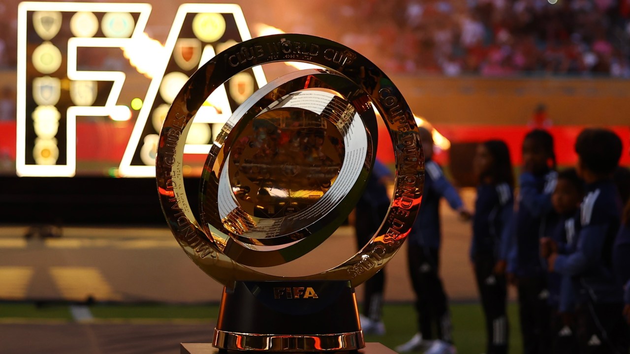 Time brasileiro pode ser eliminado nas quartas da Copa do Mundo de Clubes, apontam apostas e IA Troféu da primeira edição da Copa do Mundo de Clubes da FIFA (Foto: Ahmed Awaad/NurPhoto/Getty Images)