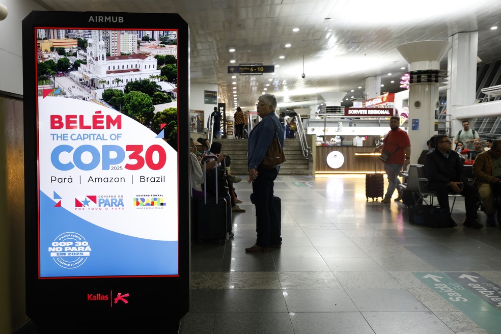 Metas climáticas atrasadas geram pressão por resultados na COP30 em Belém Propaganda da COP30 no saguão de embarque do Aeroporto Internacional de Belém - Júlio César Ribeiro/Val-de-Cans. (Foto: Fernando Frazão/Agência Brasil)