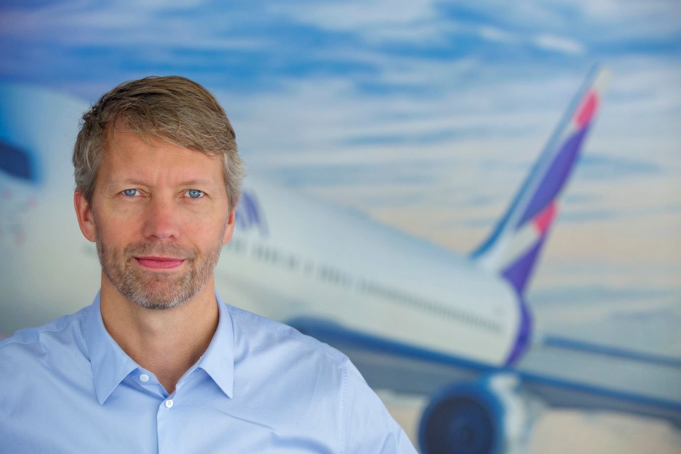 Latam se destaca no setor aéreo e planeja expansão na América Latina Companhia aérea passou a liderar mercado nacional, mas ainda lida com restrição de aeronaves e vê passagens mais caras por aumento de custos, diz Jerome Cadier, CEO da Latam Brasil (Foto: Reprodução/Exame)