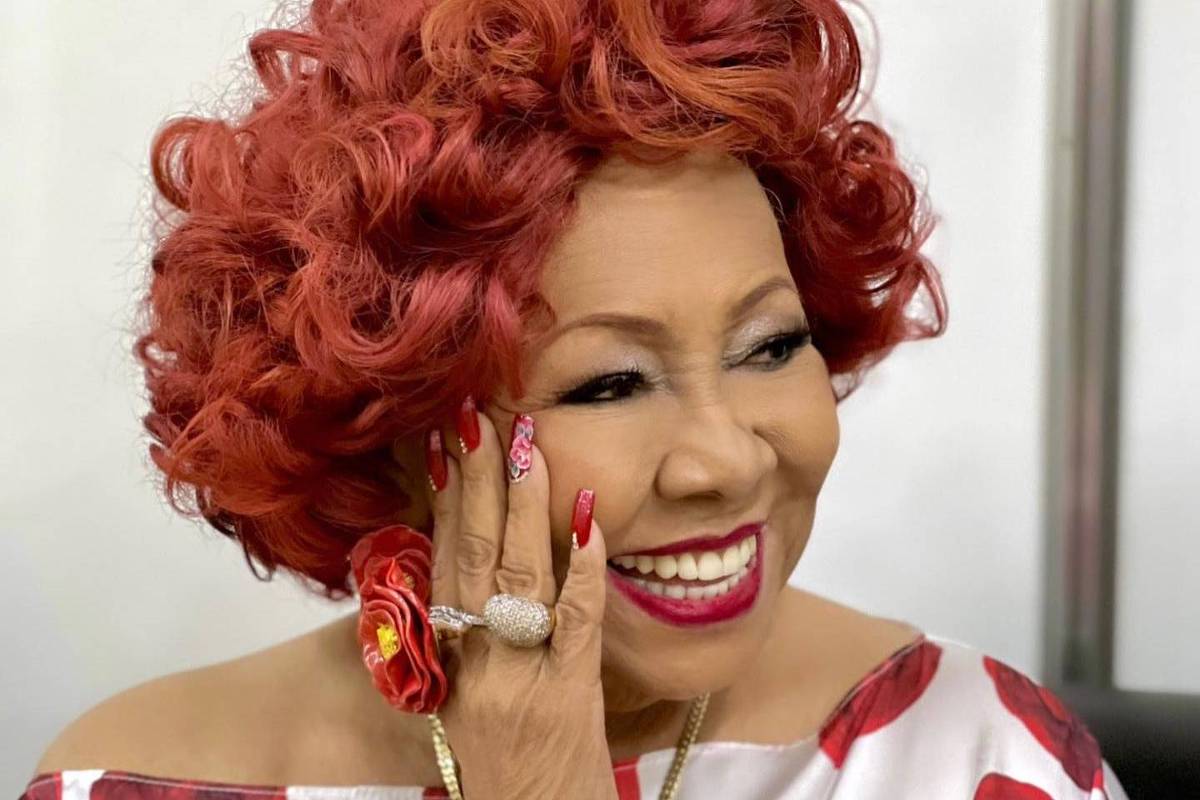 Alcione revela que maconha cresce no quintal, mas não a utiliza para fumar Nunca fumei, não sou chegada a fumar nada. Sou ruim de respiração, imagina eu fumando (Foto: @alcioneamarrom no Instagram)