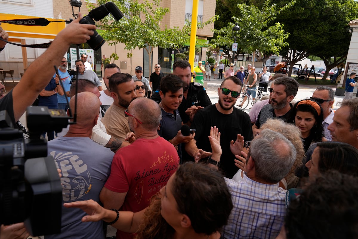 Ultradireita transforma Torre Pacheco em cenário para suas campanhas políticas O agitador Vito Quiles (no centro da imagem, olhando para a direita) em Torre Pacheco, nesta terça-feira. (Foto: ALFONSO DURAN | Vídeo: EPV)