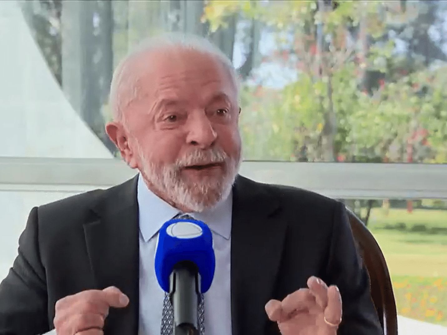 Lula critica Tarcísio por tarifas e menciona 'boné do Trump' em declaração contundente Rep Lula em entrevista à Rede Record (Foto: Reprodução/R7)