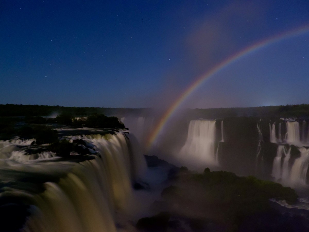 Cataratas do Iguaçu revelam arco-íris noturno iluminado pela luz da lua Árco-íris lunar cruzando as Cataratas do Iguaçu, no Paraná (Foto: Divulgação)