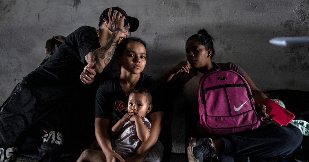Venezuelanos enfrentam perigos para retornar ao seu país de origem Venezuelanos organizam o retorno à Venezuela, em Puerto Pilon, Panamá (Foto: Federico Rios Escobar/NYT)