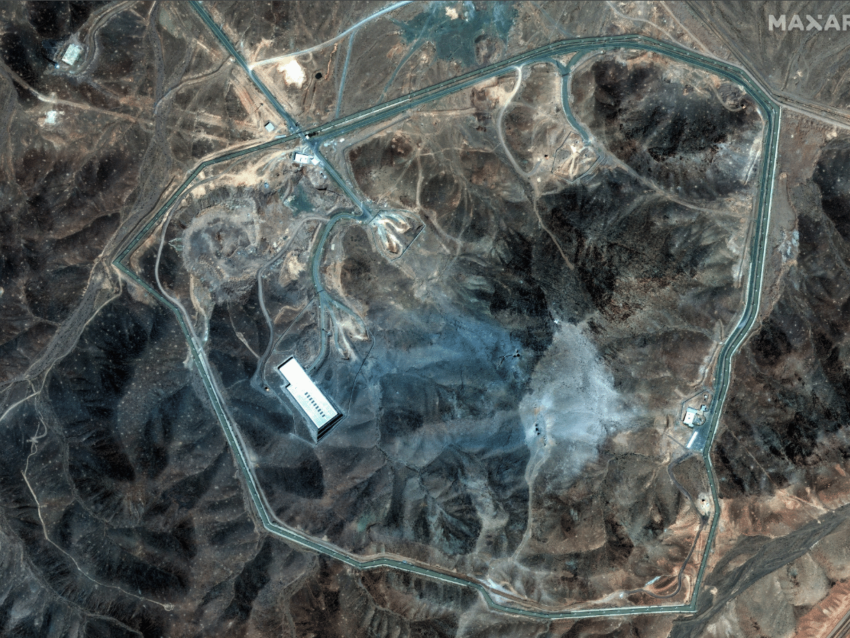 Irã pode adotar guerra assimétrica como estratégia de vingança Imagem de satélite mostra região de Fordow, no Irã, depois de bombardeio dos EUA à instalação nuclear subterrânea (Foto: Maxar Technologies/Handout via Reuters)