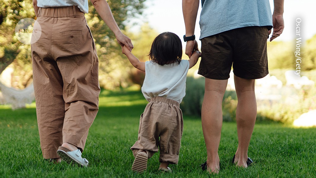 Genes apresentam efeitos opostos conforme a origem parental, revela estudo científico Crianças herdam duas cópias da maioria dos genes de seus pais, mas uma cópia de certos genes pode ser silenciada. (Foto: Oscar Wong/Getty)