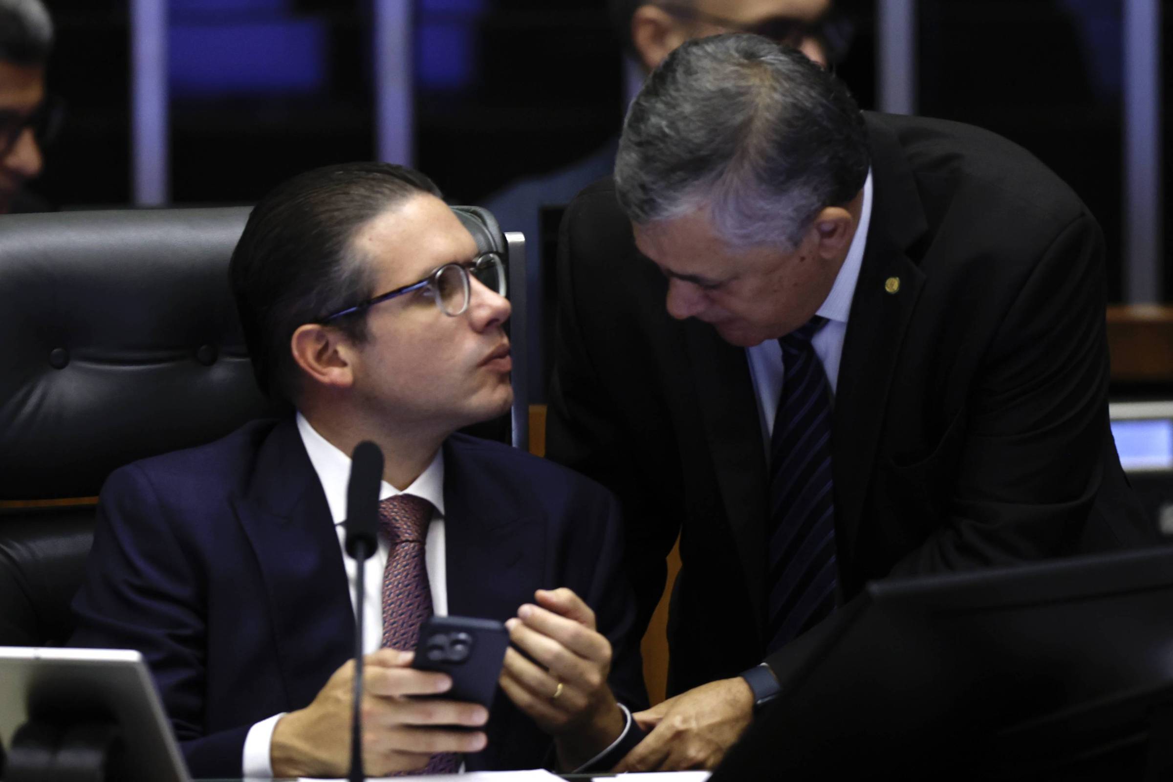 Governo intensifica discurso sobre IOF e considera ação judicial após derrotas Presidente da Câmara dos Deputados, Hugo Motta, e o líder do governo na Câmara, José Guimarães, durante sessão nesta quarta (25) (Foto: Pedro Ladeira/Folhapress)