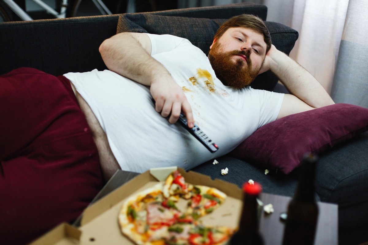 Estudo revela que ultraprocessados têm maior impacto na obesidade que sedentarismo O sedentarismo e o consumo de alimentos ultraprocessados estão entre os hábitos que prejudicam o funcionamento do cérebro — Foto: Freepik