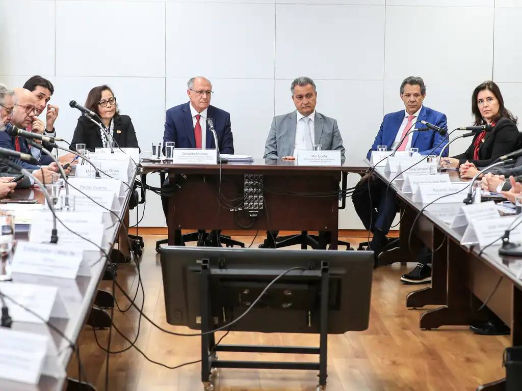Alckmin discute com empresários estratégias contra tarifas americanas e defesa da economia Vice presidente Geraldo Alckmin (e), ministro da Casa Civil, Rui Costa (2e), ministro da Fazenda, Fernando Haddad (3e), e a ministra Simone Tebet (d), participam da reunião do comitê de negociação realiza primeiras reuniões para discutir medidas à tarifa de 50% dos EUA. Reunião com setores industriais que têm mais relação de comércio exterior com os EUA. (Foto: Lula Marques/Agência Brasil)