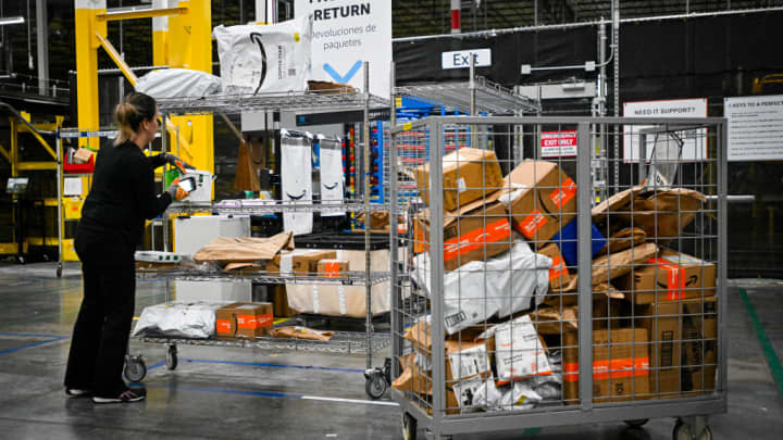 Vendas do Prime Day alcançam R$ 7,9 bilhões em 24 horas nos Estados Unidos Um funcionário da Amazon trabalha para atender pedidos de entrega no mesmo dia durante a Cyber Monday, um dos dias mais movimentados da empresa em um centro de distribuição da Amazon em 2 de dezembro de 2024, em Orlando, Flórida. (Foto: Miguel J. Rodriguez Carrillo | Getty Images)