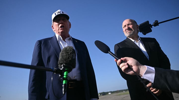 Cinco pontos essenciais para acompanhar a abertura do mercado de ações na terça-feira Presidente dos EUA Donald Trump e o Secretário de Comércio Howard Lutnick falam com repórteres antes de embarcar no Air Force One no Aeroporto Municipal de Morristown em Morristown, Nova Jersey, em 6 de julho de 2025, a caminho de Washington após passar o fim de semana em sua residência em Bedminster, Nova Jersey. (Foto: Brendan Smialowski | Afp | Getty Images)