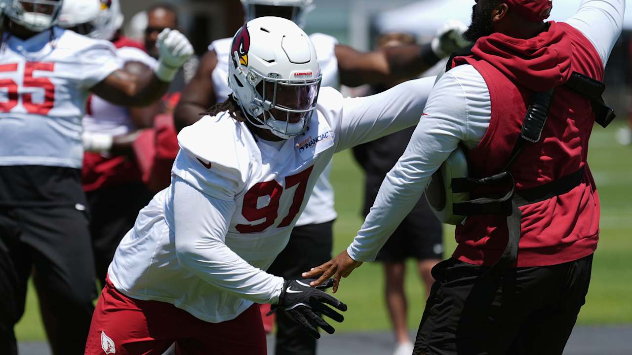 Lesão na panturrilha ameaça participação de Walter Nolen no treinamento de novatos Foto: Reprodução/@NFL