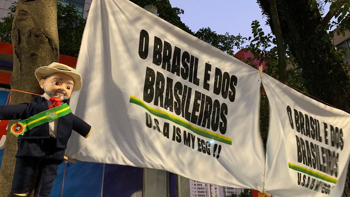 Manifestação de esquerda na Paulista exibe cartazes e slogans contra Trump Cartaz crítico à taxação de Trump no ato desta quinta, em São Paulo (Foto: Edilson Dantas / O Globo)