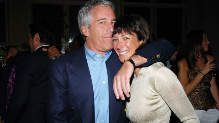 Justiça pede divulgação de informações do grande júri sobre Epstein e Maxwell Jeffrey Epstein e Ghislaine Maxwell participam do evento de patrocinadores de de Grisogono na Série de Concertos de Wall Street de 2005, em benefício do Wall Street Rising, com uma apresentação de Rod Stewart, no Cipriani Wall Street em Nova York, em 15 de março de 2005. (Foto: Joe Schildhorn | Patrick McMullan | Getty Images)