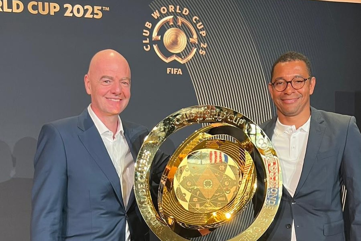 Gilberto Silva com Gianni Infantino, presidente da Fifa (Foto: Arquivo pessoal)
